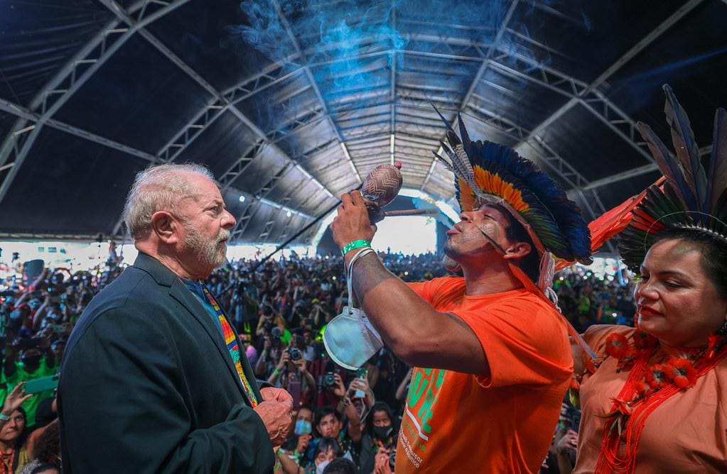 Lula em visita o Acampamento Terra Livre, organizado pela Articulação dos Povos Indígenas do Brasil (Apib), realizado em Brasília, em abri de 2022