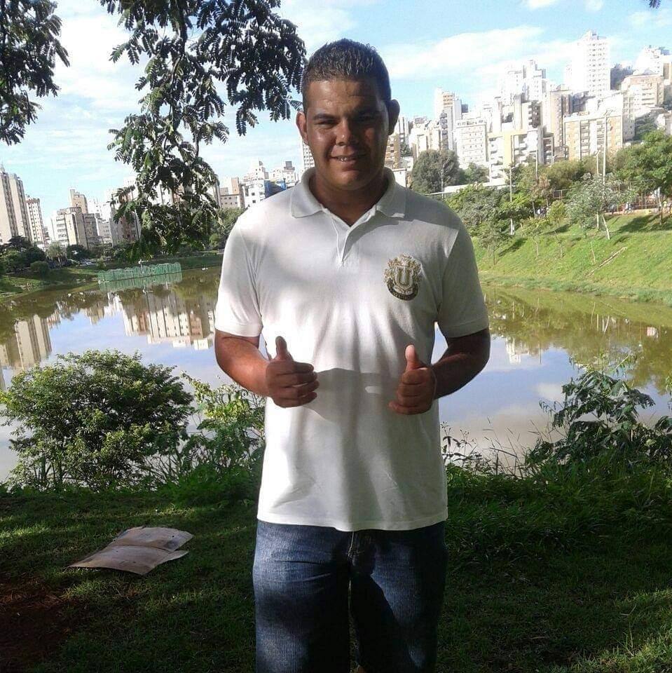 Ranur Pierre da Silva Carneiro, 28 anos, dirigia uma van quando uma árvore de grande porte caiu na avenida Nossa Senhora do Carmo