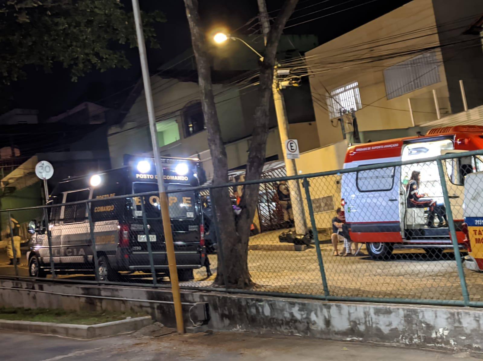 Rua Domingos Grosso está isolada enquanto a polícia negocia com o suspeito