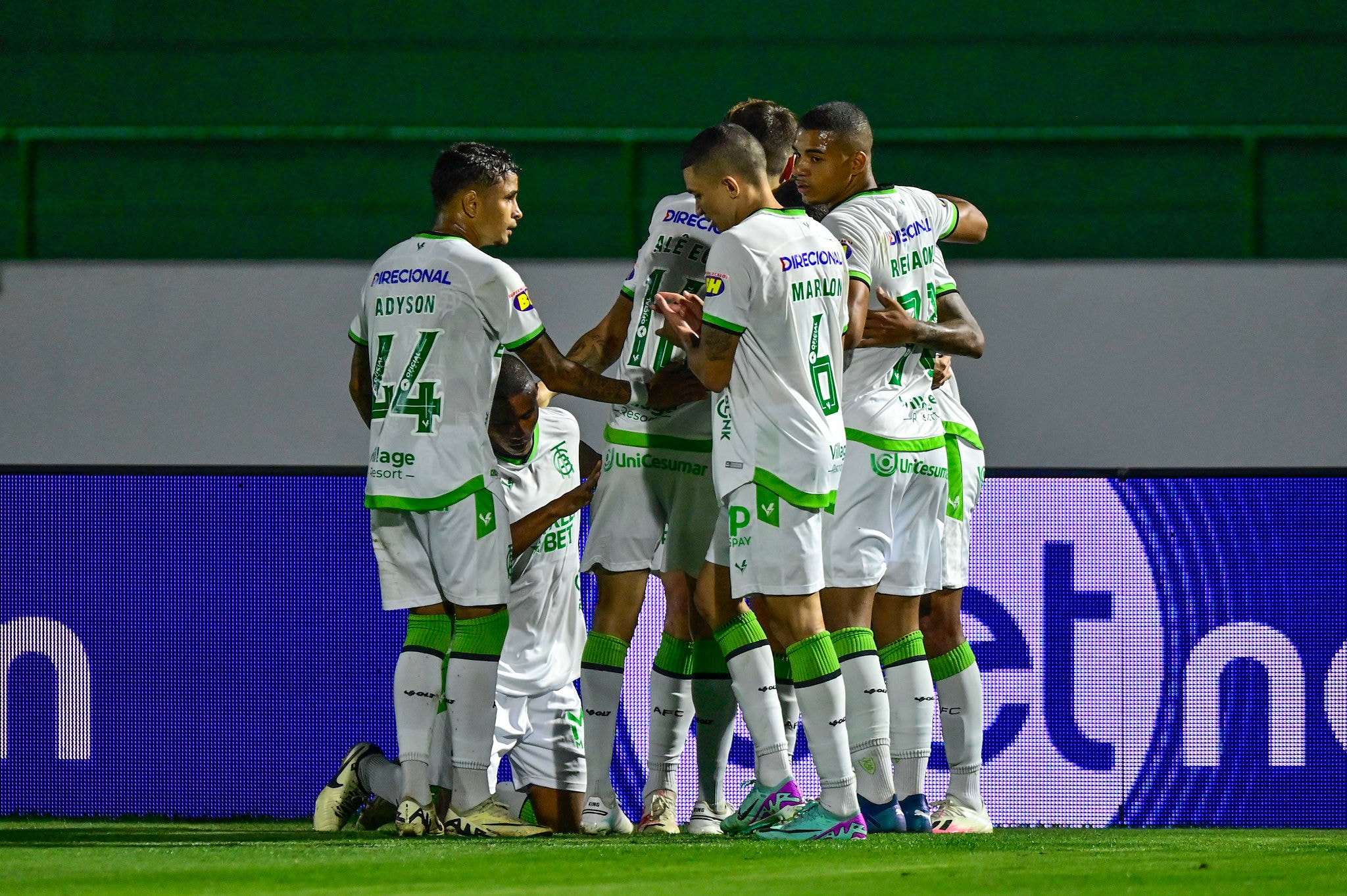 Jogadores do América comemoram um dos gols da vitória sobre o Guarani