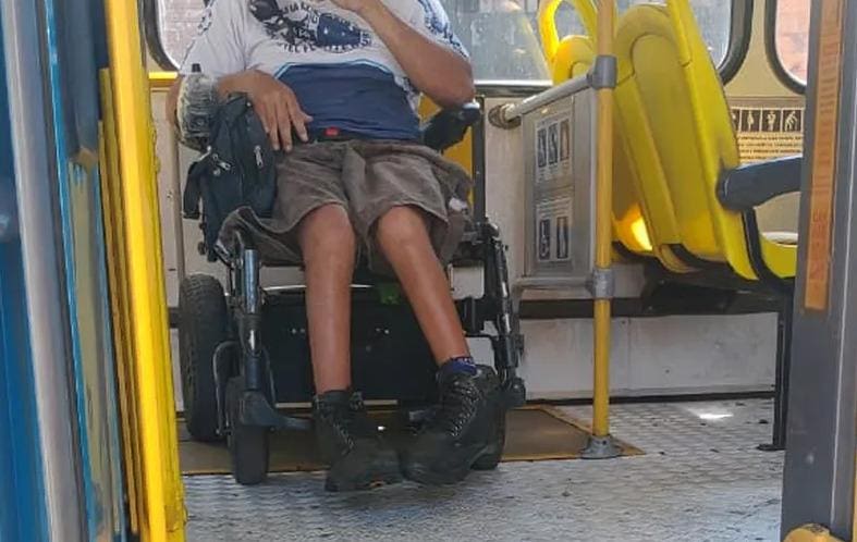 Imagem mostra homem 'preso' em ônibus