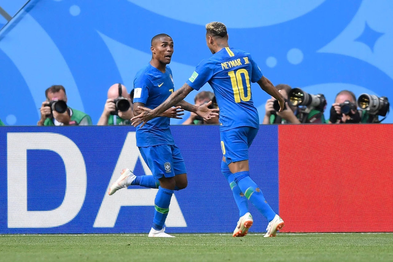Douglas Costa confirma advertência de Tite por cusparada em rival