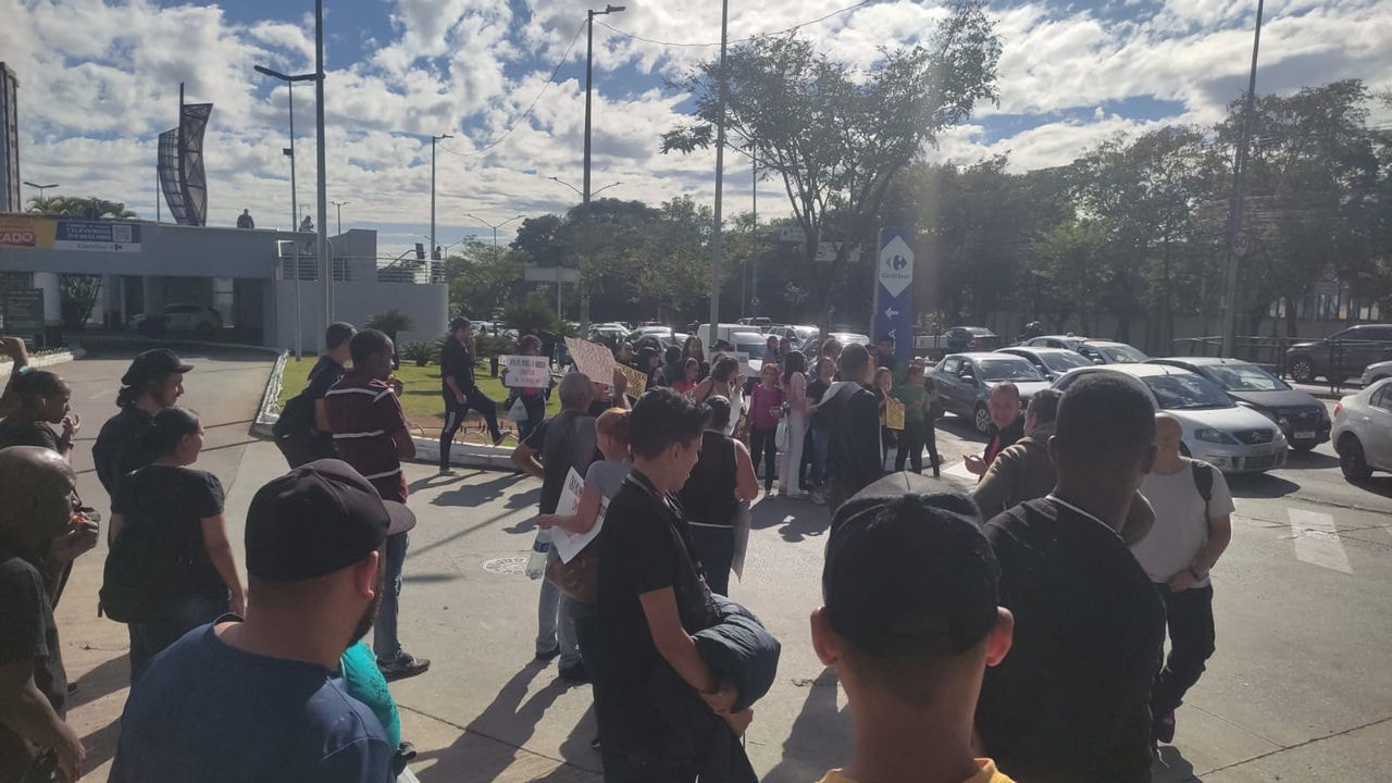 Funcionários reunidos na porta da loja do Carrefour na Pampulha