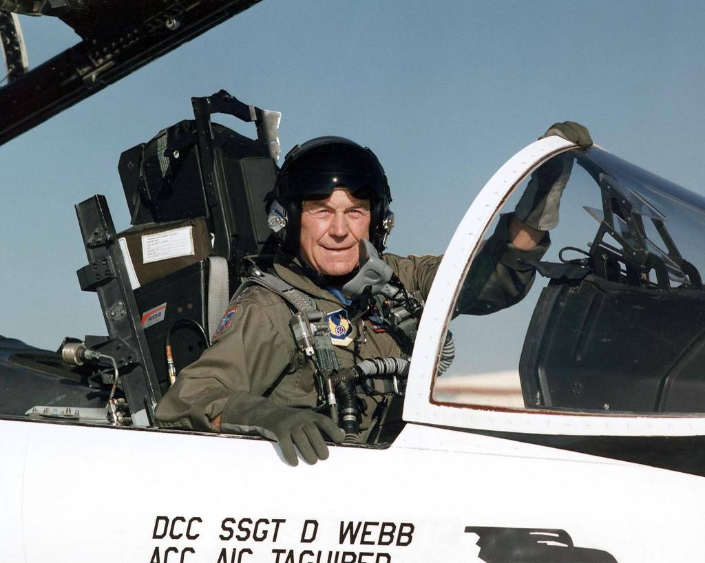 Chuck Yeager foi piloto de combate na Segunda Guerra Mundial