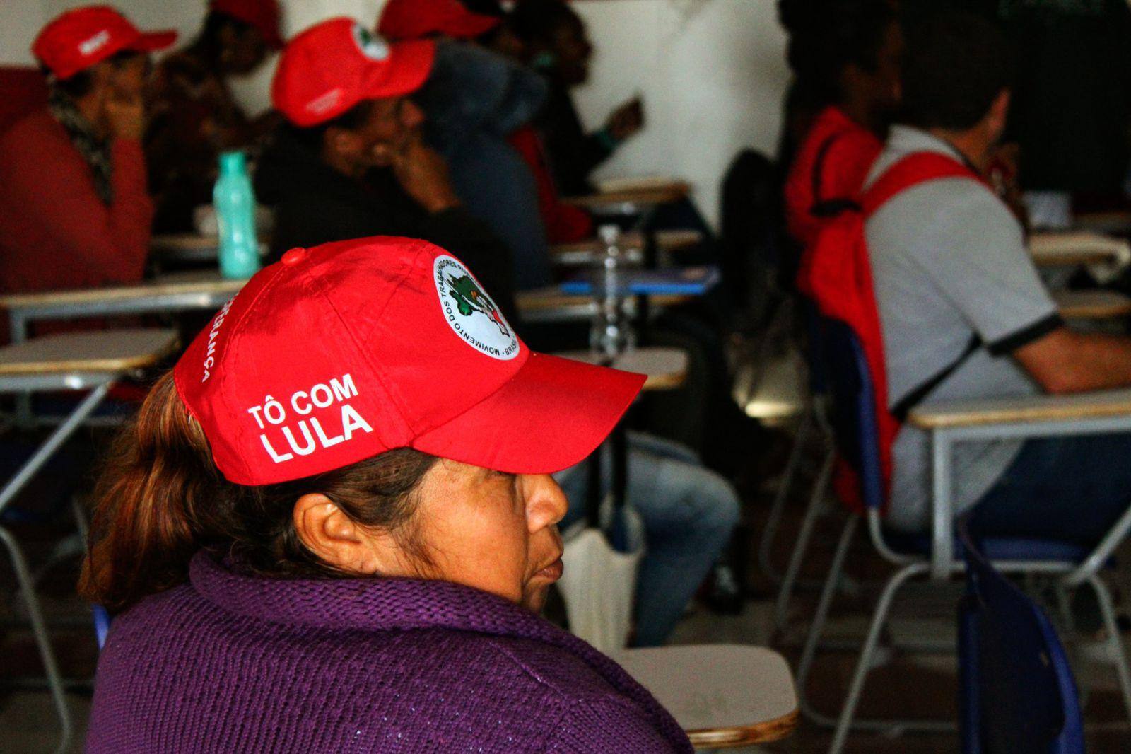 Integrante do MST com boné em apoio a Lula:  Movimento cobra compromissos assumidos pelo petista com a reforma agrária