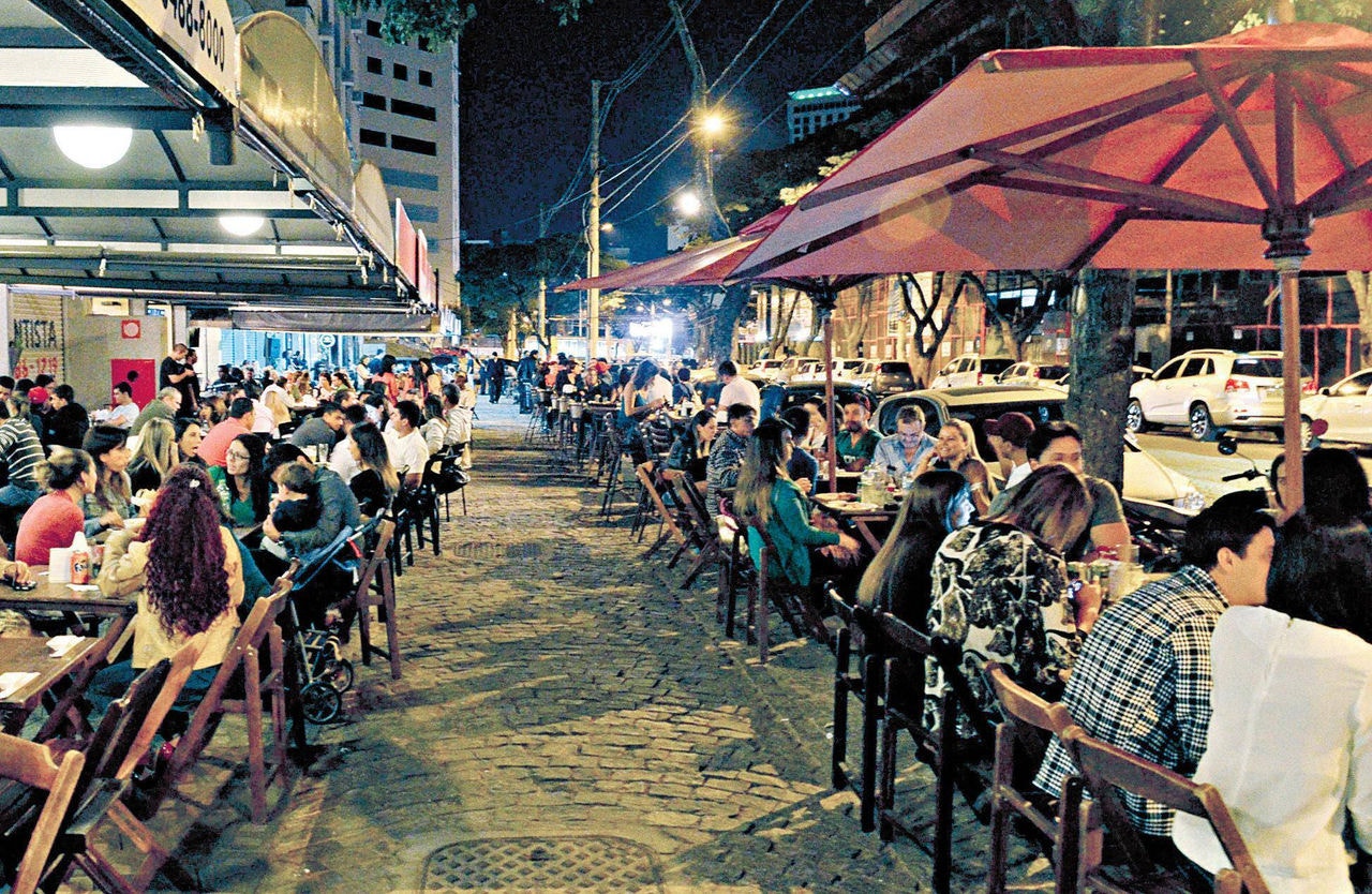 Rua Alberto Cintra concentra grande número de bares e restaurantes