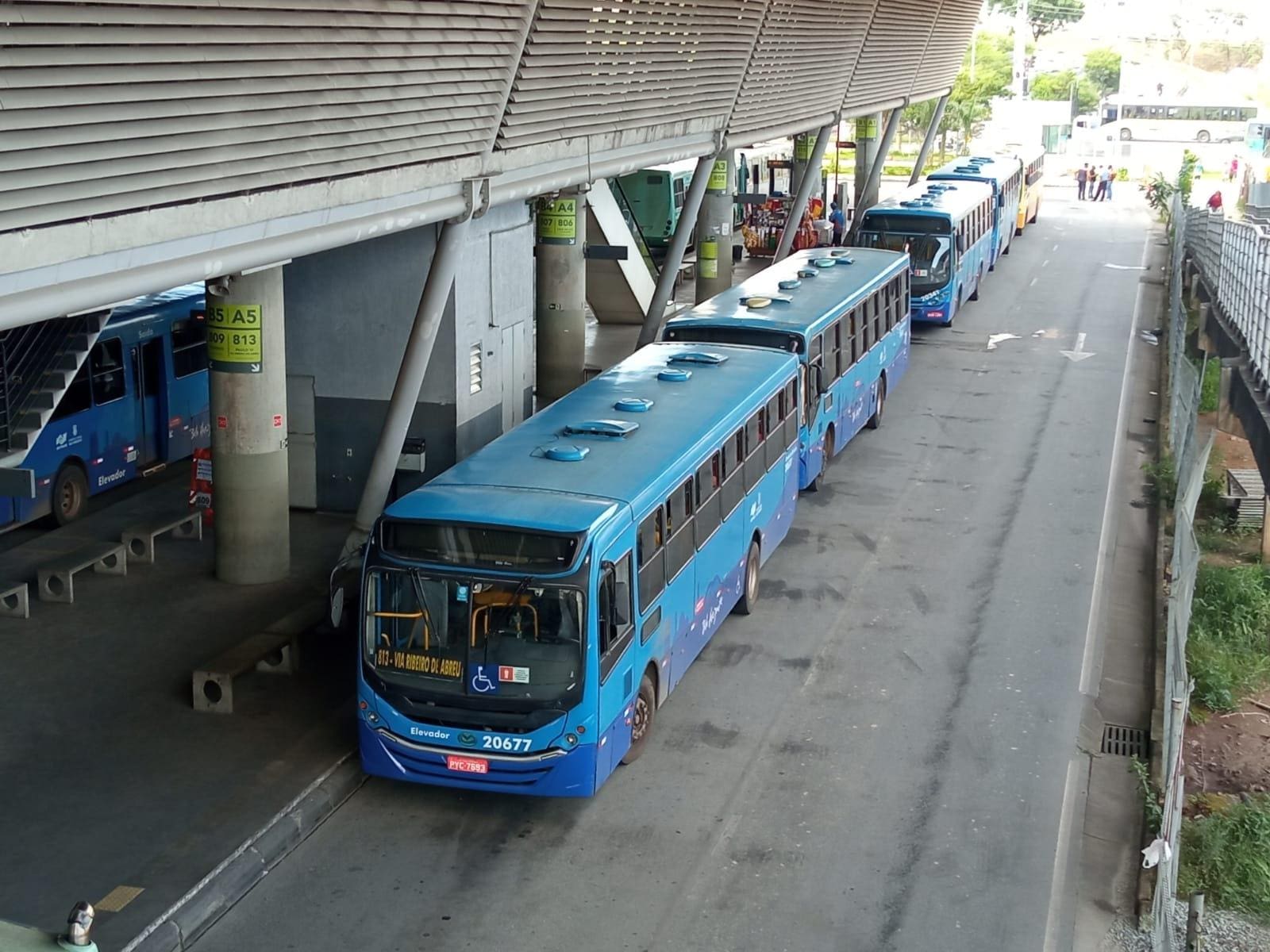 Ônibus parados na estação do Barreiro durante greve