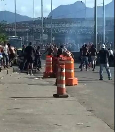 Torcedor morre após ser baleado em briga de torcedores do Flamengo e B