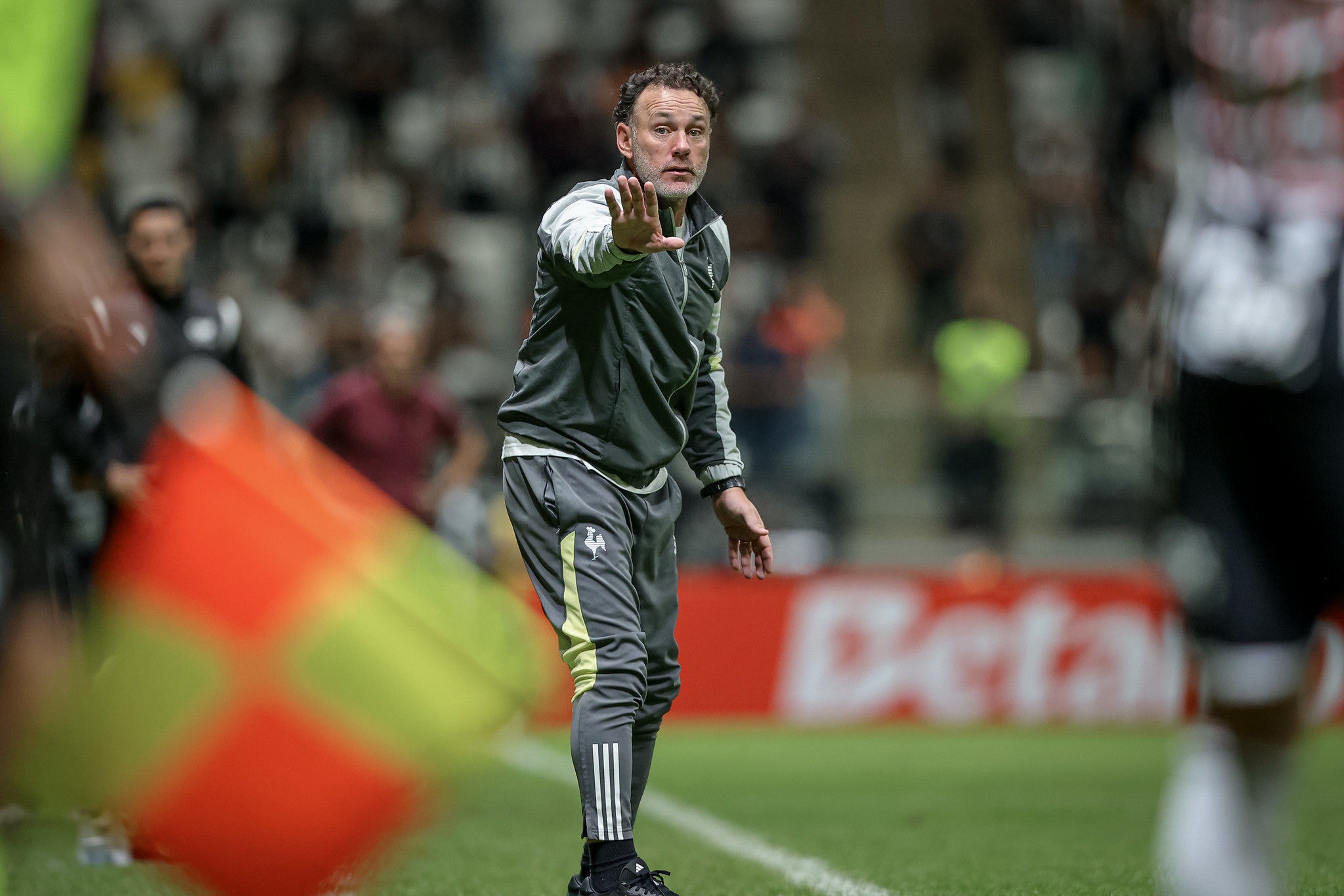 Gabriel Milito, técnico do Atlético, em jogo contra o Fortaleza
