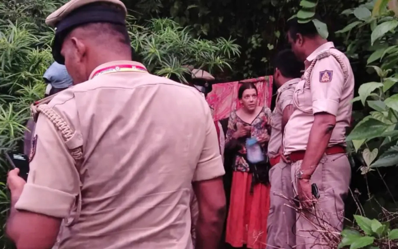Mulher foi encontrada morando em caverna isolada com duas filhas
