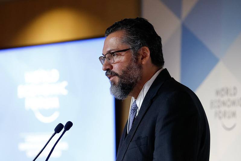 Ernesto Araújo busca Lira para prestar contas e tentar se manter no cargo