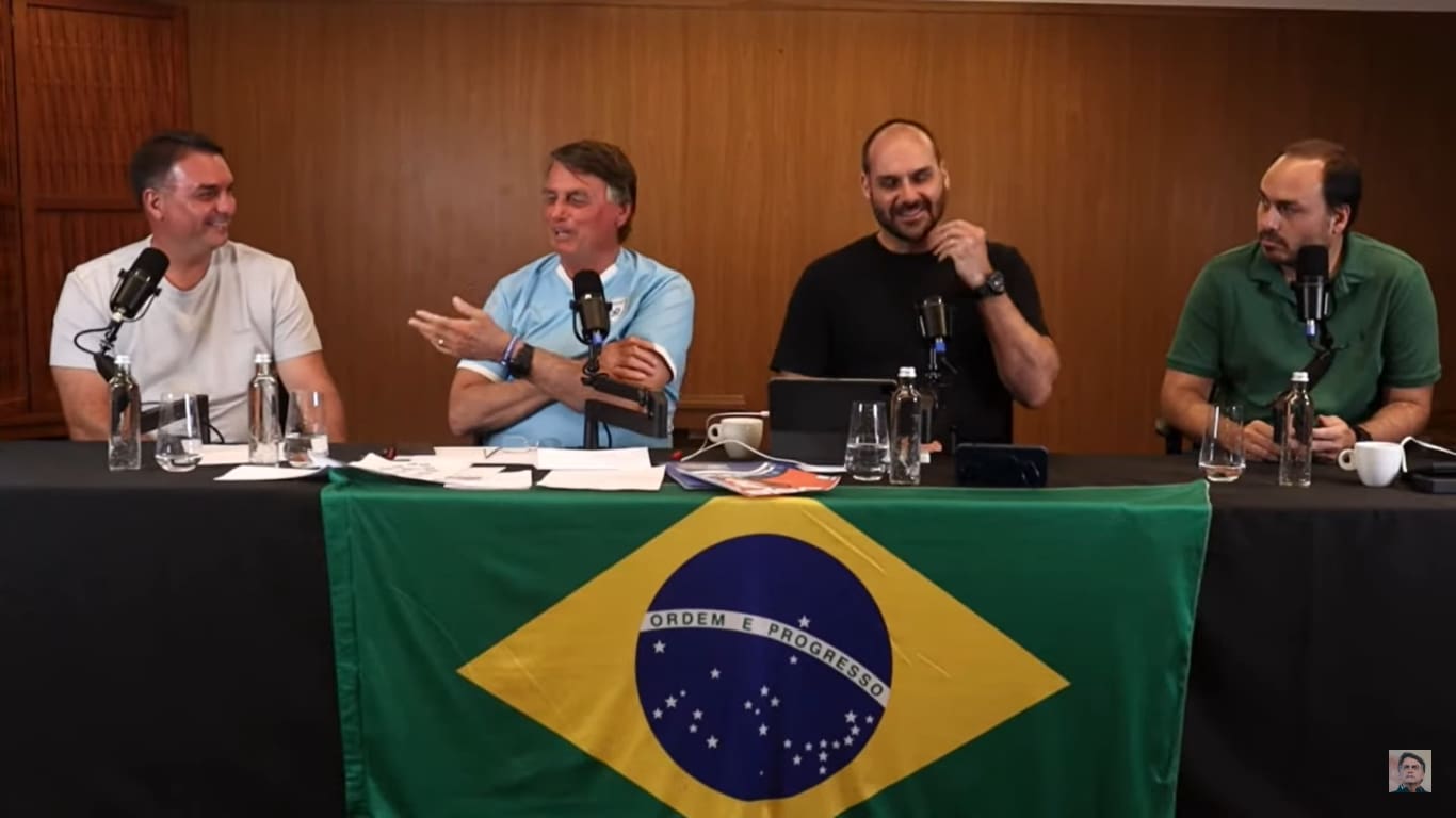 Jair Bolsonaro e seus três filhos durante 'superlive'