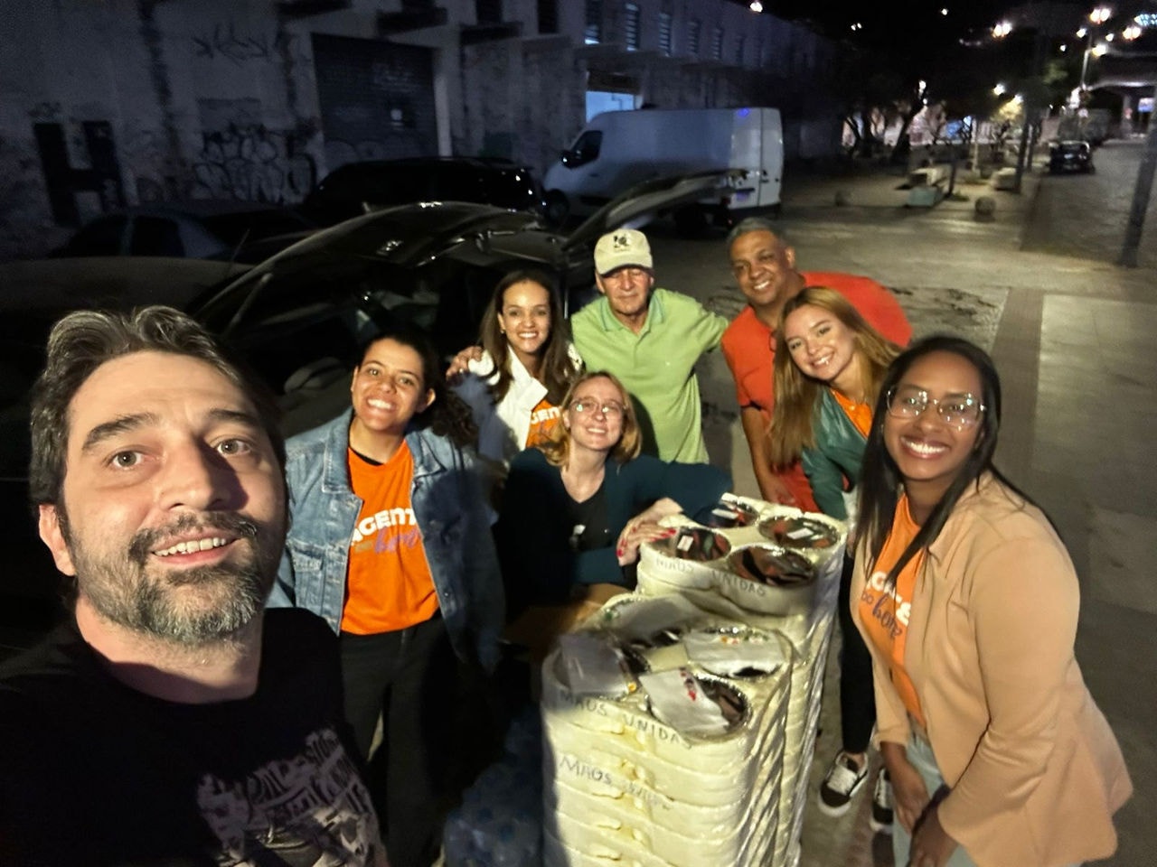 Rafael e os voluntários do 'bora pra rua'