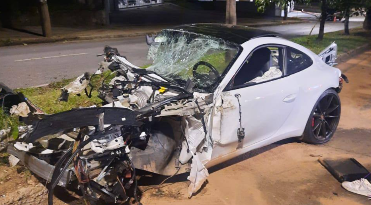 Porsche avaliada em R$ 700 mil ficou destruída em acidente