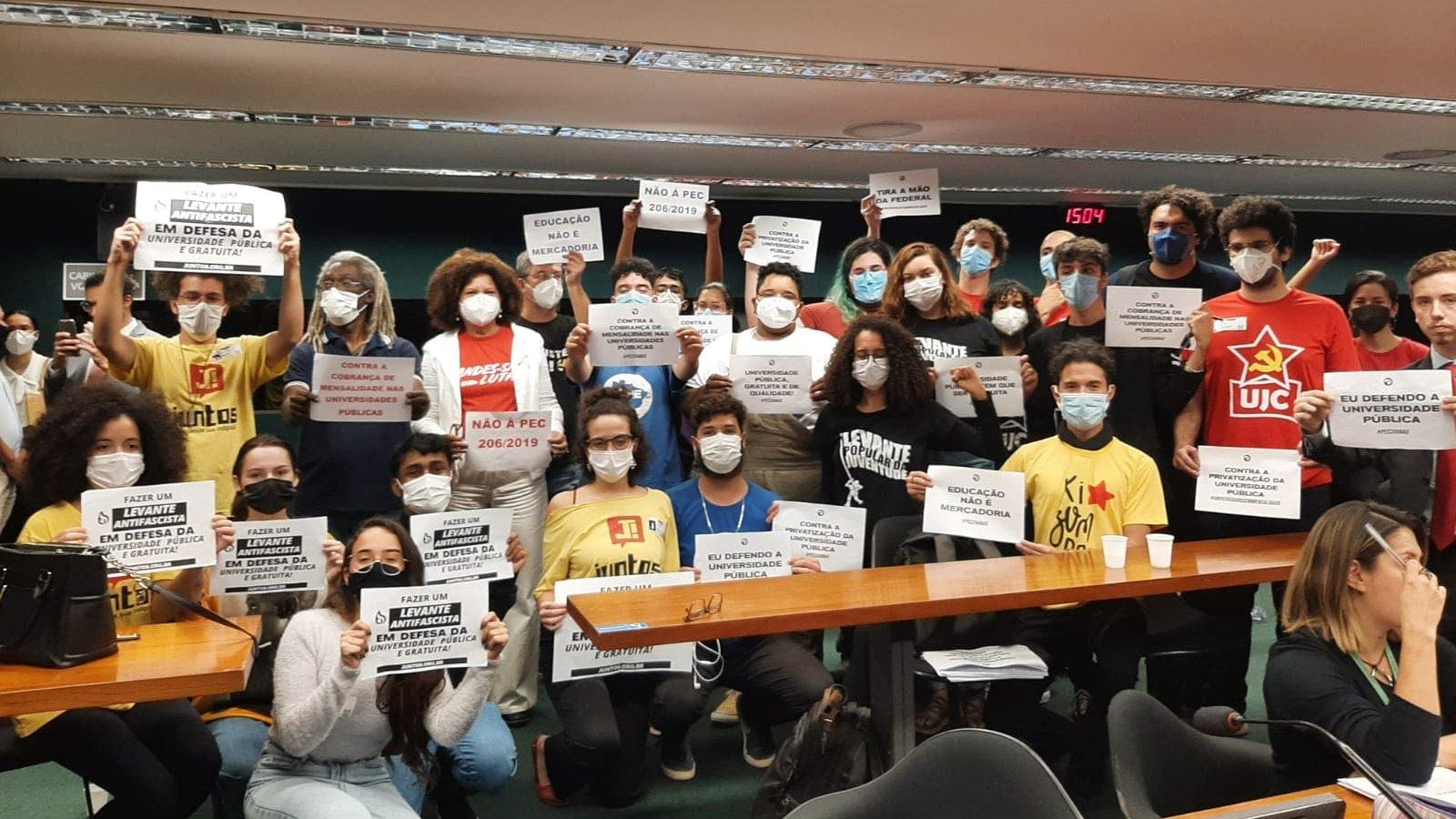 Entidades que representam estudantes e professores e militantes de esquerda protestaram nesta terça-feira na CCJ