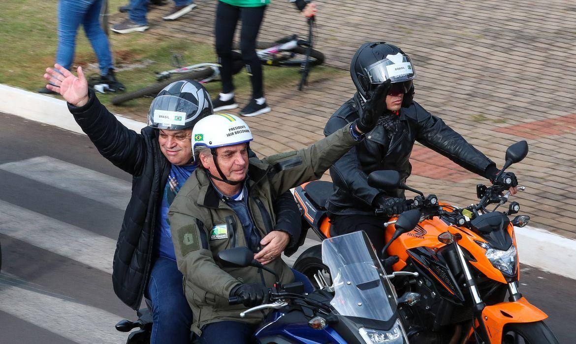 Bolsonaro durante passeio de moto em Chapecó (SC)