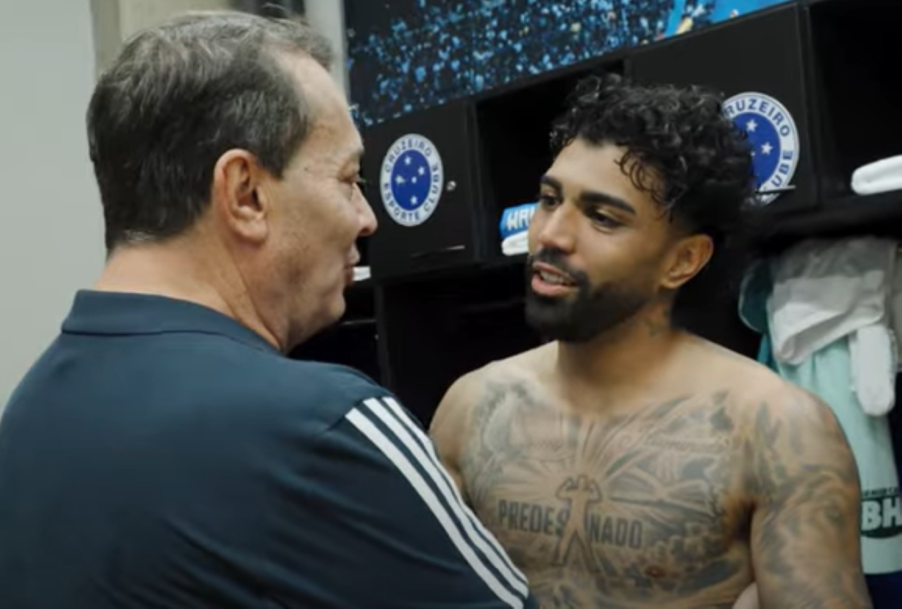 Pedro Lourenço, dono da SAF do Cruzeiro, abraça Gabigol após vitória contra o Juventude