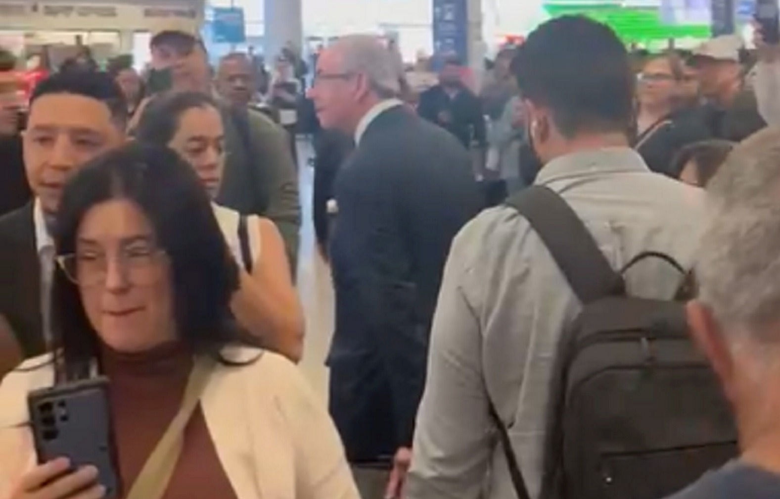 Ex-presidente da Câmara e ex-deputado Eduardo Cunha foi hostilizado ao desembarcar em BH na manhã do dia 26