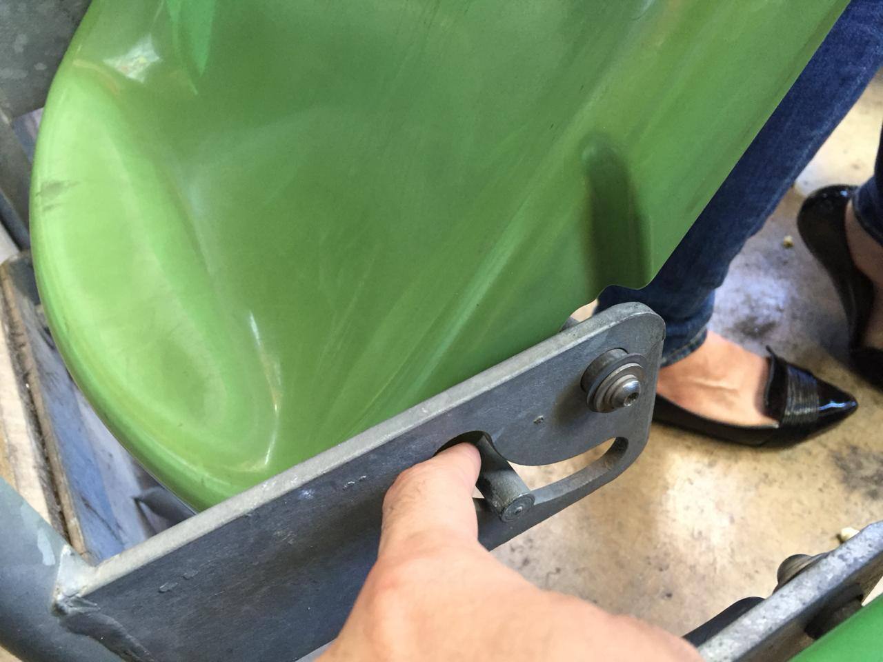 Proteção lateral do mecanismo, arrancado por vandalismo ou falta de manutenção, vira verdadeira guilhotina
