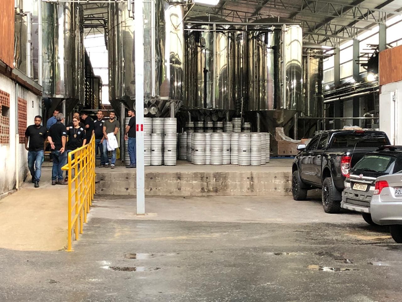 Polícia Civil coletou amostras de cerveja na fábrica da Cervejaria Backer, em BH