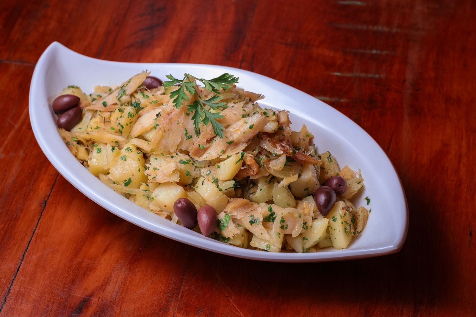 Taberna Baltazar: bacalhau da Noruega em lascas refogado no azeite com cebola, batatas cozidas e azeitonas pretas