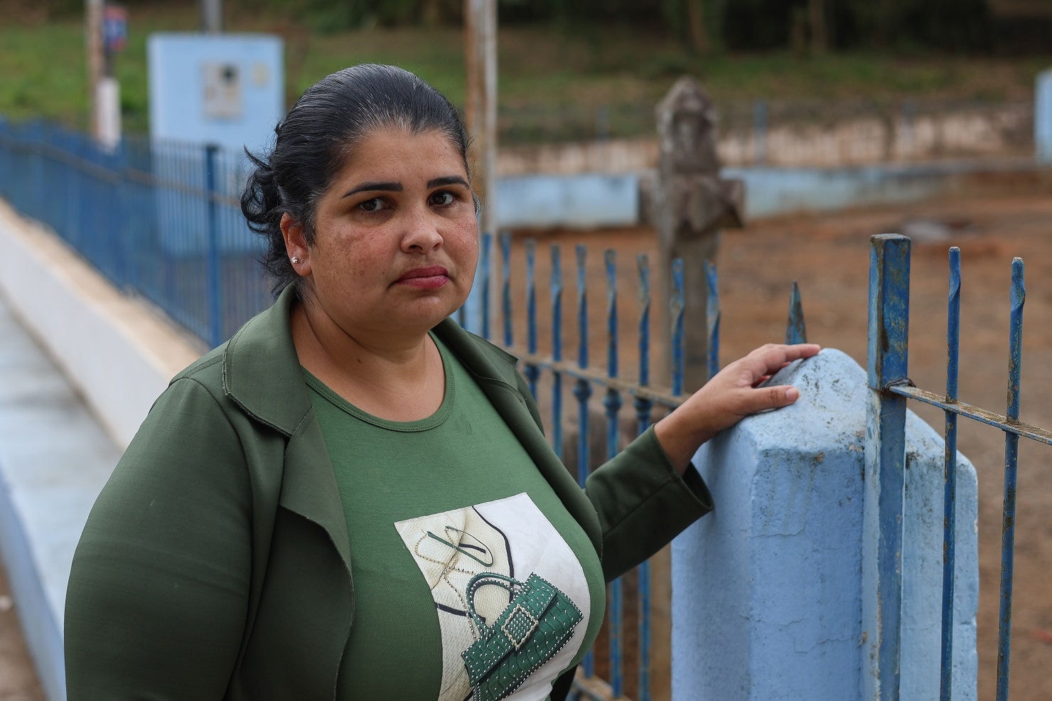 Aline mostra a capela do século XVIII existente na comunidade