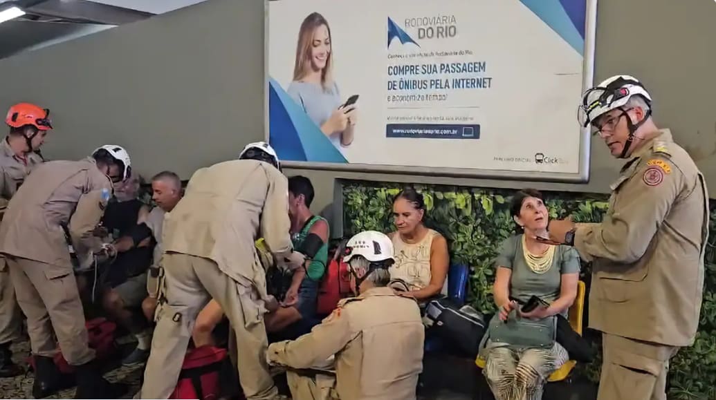 Bombeiros atendem passageiros na rodoviária do Rio de Janeiro