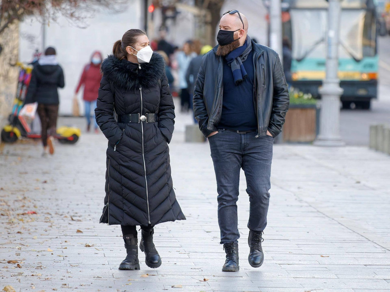 Foto ilustrativa de pessoas usando máscara contra Covid