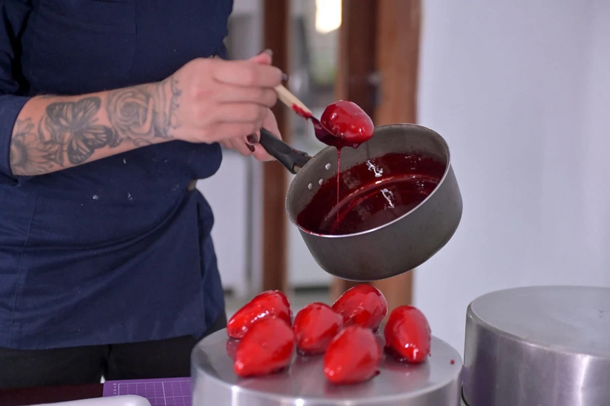Morango do amor: variação de clássico junino conquista as redes e vira febre culinária