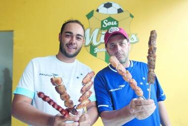 Lucratividade. 
Marcos Rodrigues e Túlio Tamietti, sócios no Sou de Minas Futebol Bar, vendem até 1.500 espetos em dia de jogo 