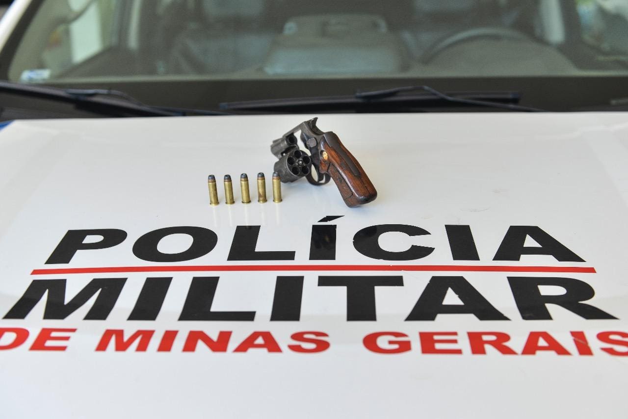 Arma foi apreendida em carro do suspeito