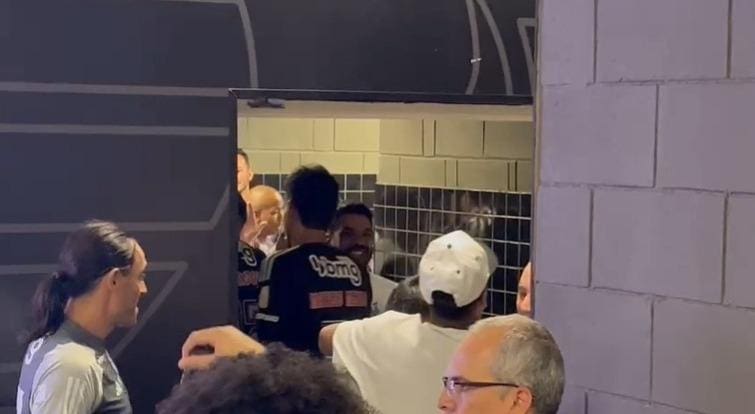 A comemoração na porta do vestiário foi flagrada pela equipe de O TEMPO SPORTS