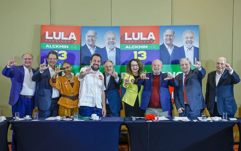 Lula e Alckmin em encontro com ex-presidenciáveis em São Paulo, em 19 de setembro