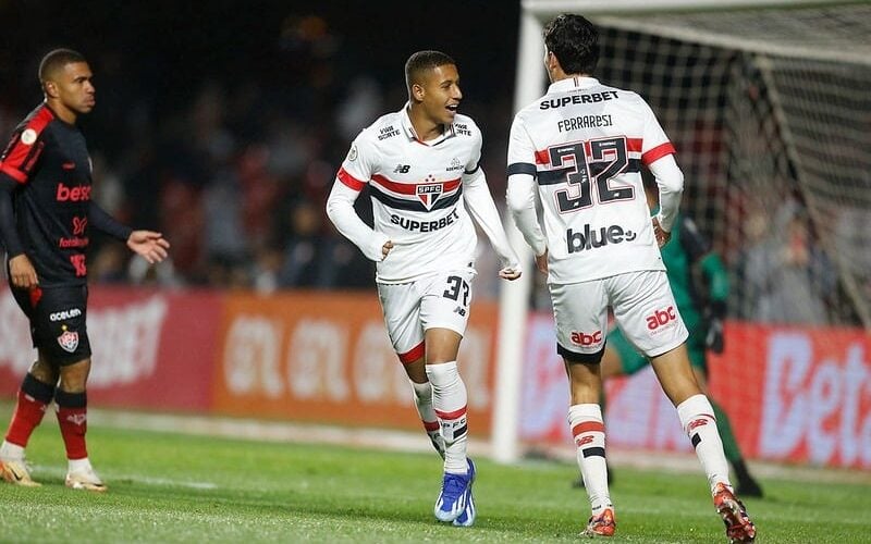 Henrique Carmo é visto como promessa de Cotia (Foto: Paulo Pinto / saopaulofc)