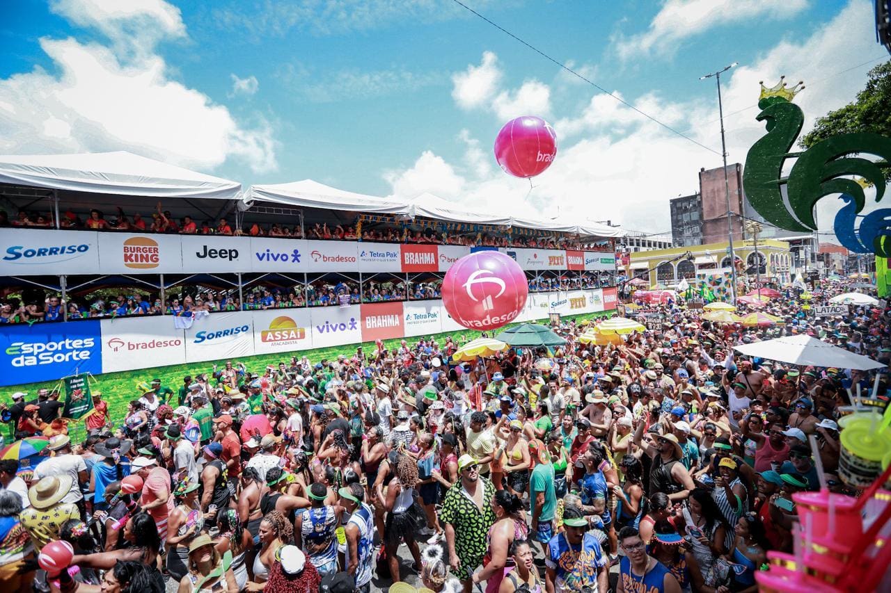 Multidão com mais de 2 milhões de foliões pulou animada na passagem do Galo da Madrugada, no Carnaval de Recife, em 2024