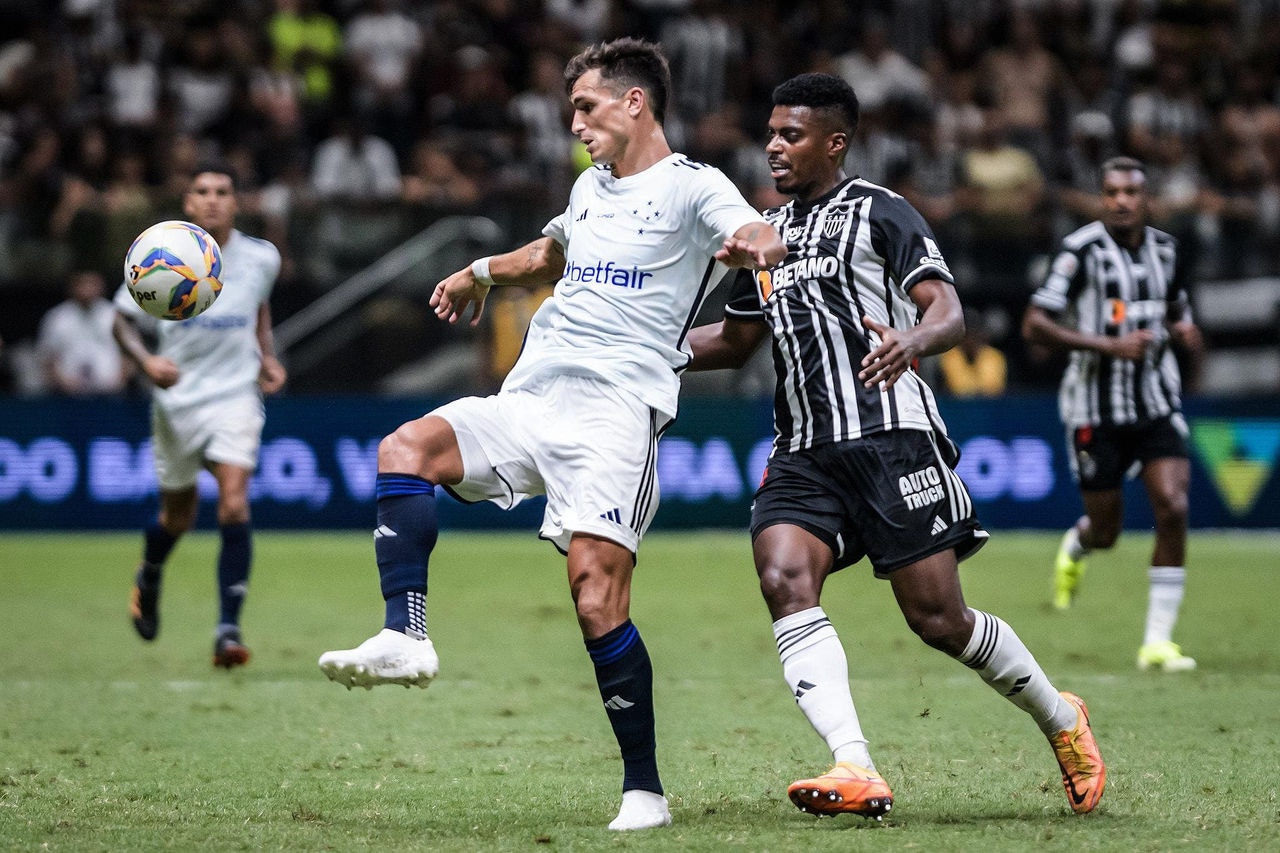 Dinenno e Jemerson (contra) fizeram os gols do Cruzeiro no último clássico