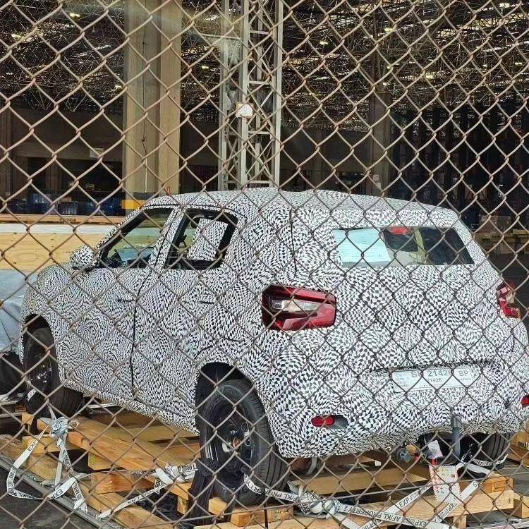 Citroën e-C3 flagrado no terminal de carga do aeroporto Viracopos, em Campinas