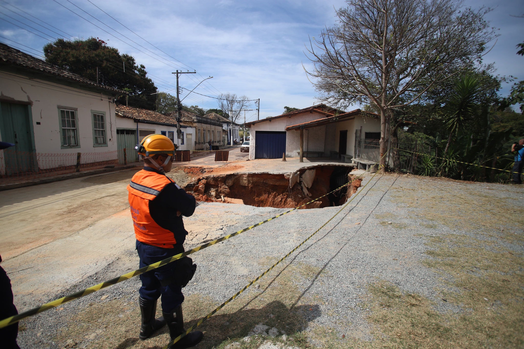 Adutora se rompeu na rua Bonfim, no centro histórico de Santa Luzia