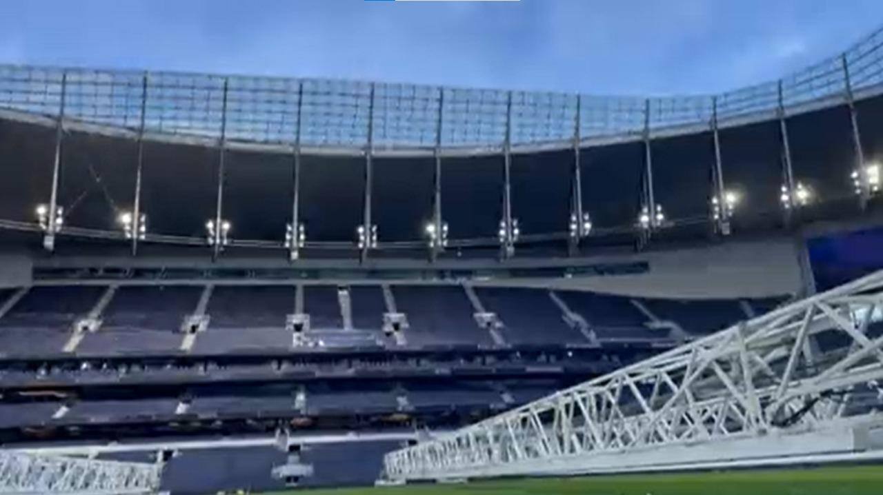 Estádio do Tottenham é afetado por fortes rajadas de vento