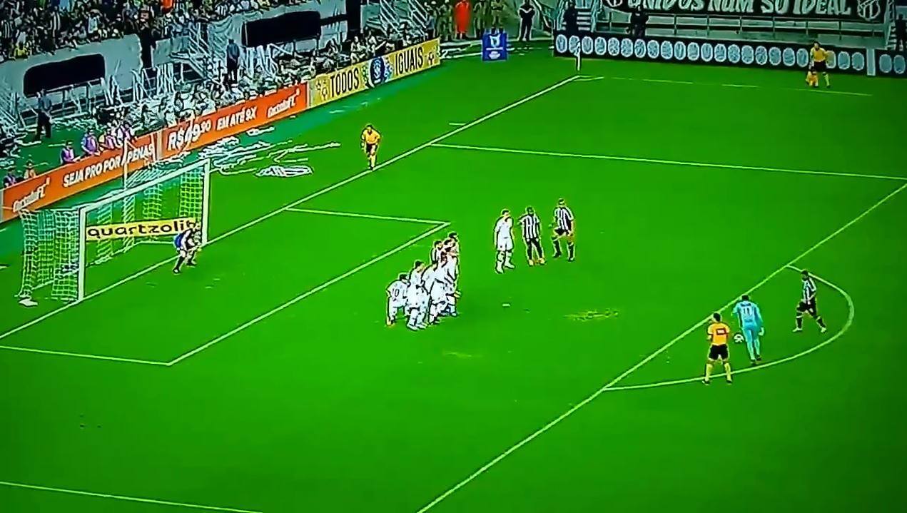 Goleiro do Ceará, fã de Rogério Ceni, marca golaço em cobrança de falta