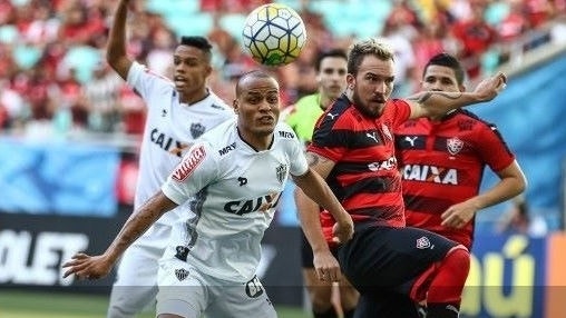 Patric disputa a bola com Willian Farias, do Vitória, durante partida entre as equipes no Brasileirão 2016