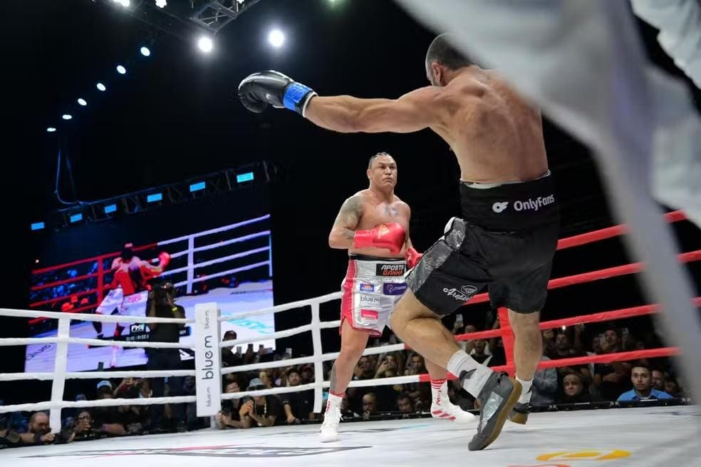 O campeão mundial de box, Popó, fez valer a superioridade técnica contra o fisiculturista Kleber Bambam