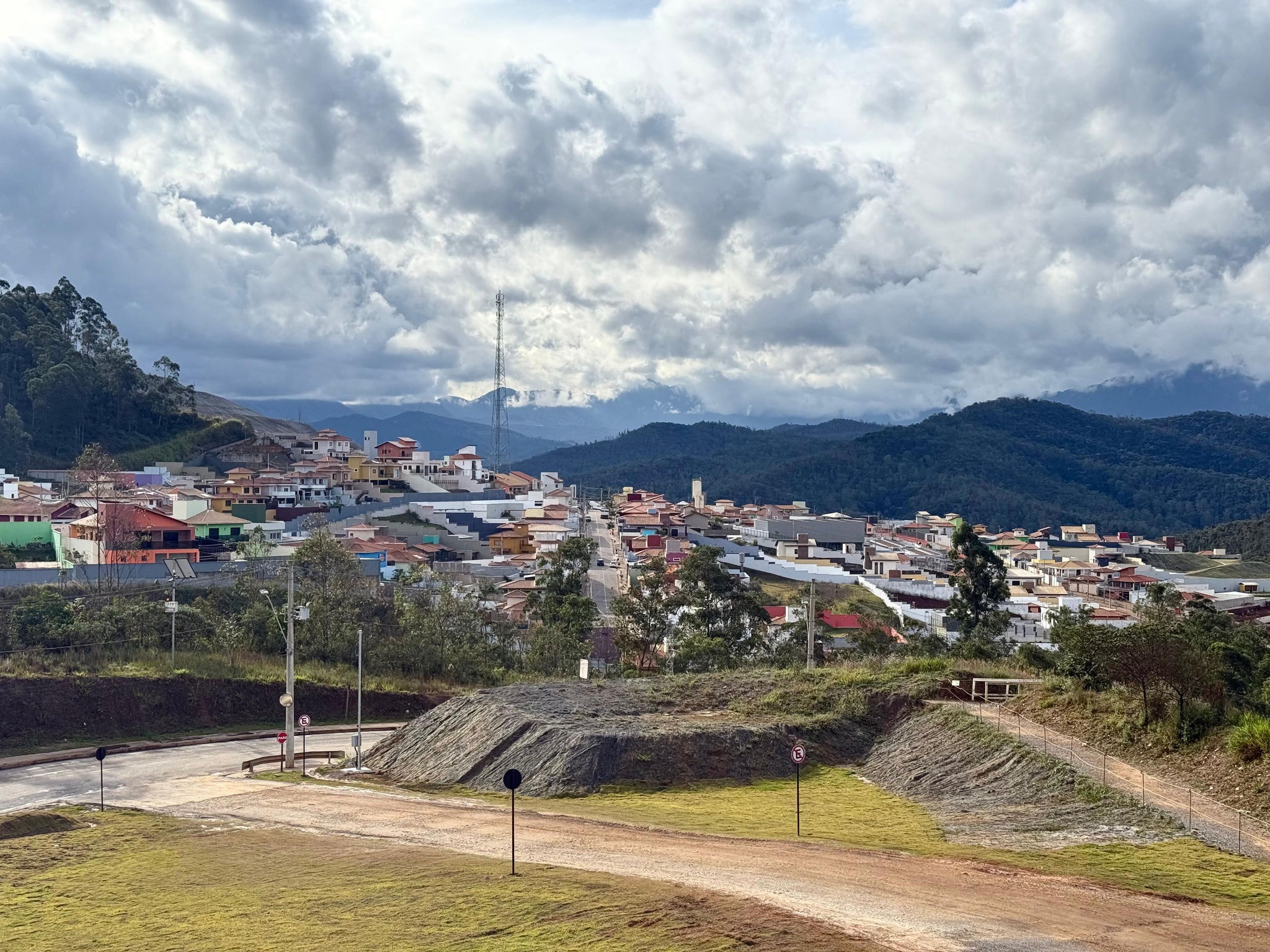 Estrada de acesso ao Novo Bento pode ser atingida em caso de deslizamento de pilhas