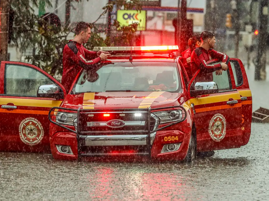 Bombeiros de prontidão com volta da chuva forte em Porto Alegre