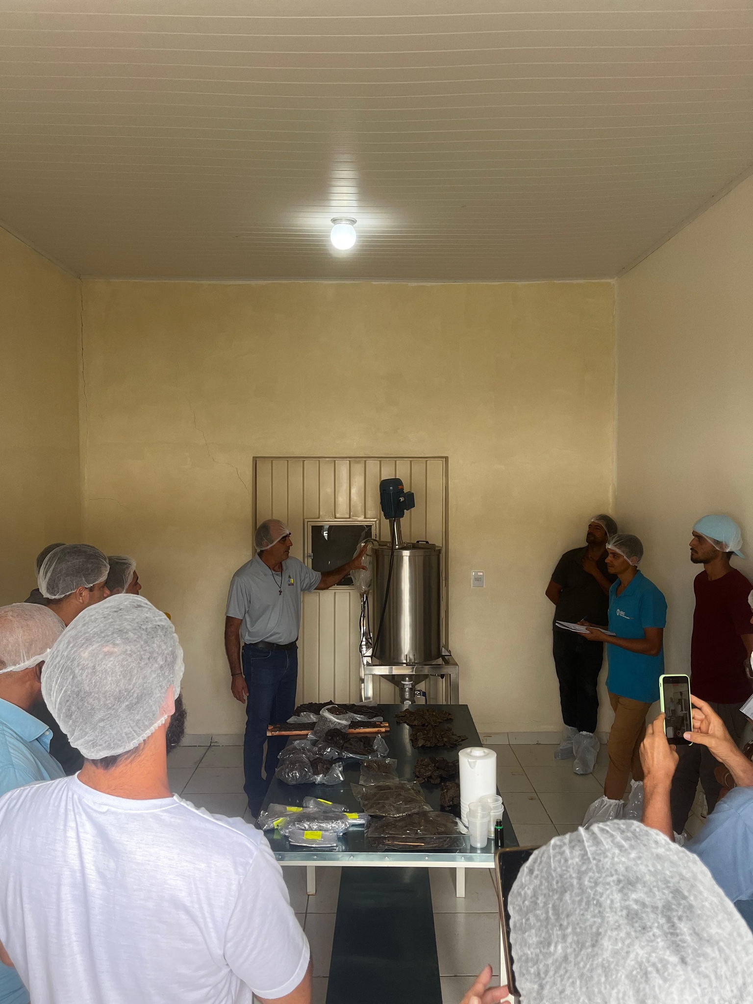 O projeto inclui o fortalecimento da infraestrutura de produção e beneficiamento, garantindo melhores condições de trabalho aos apicultores