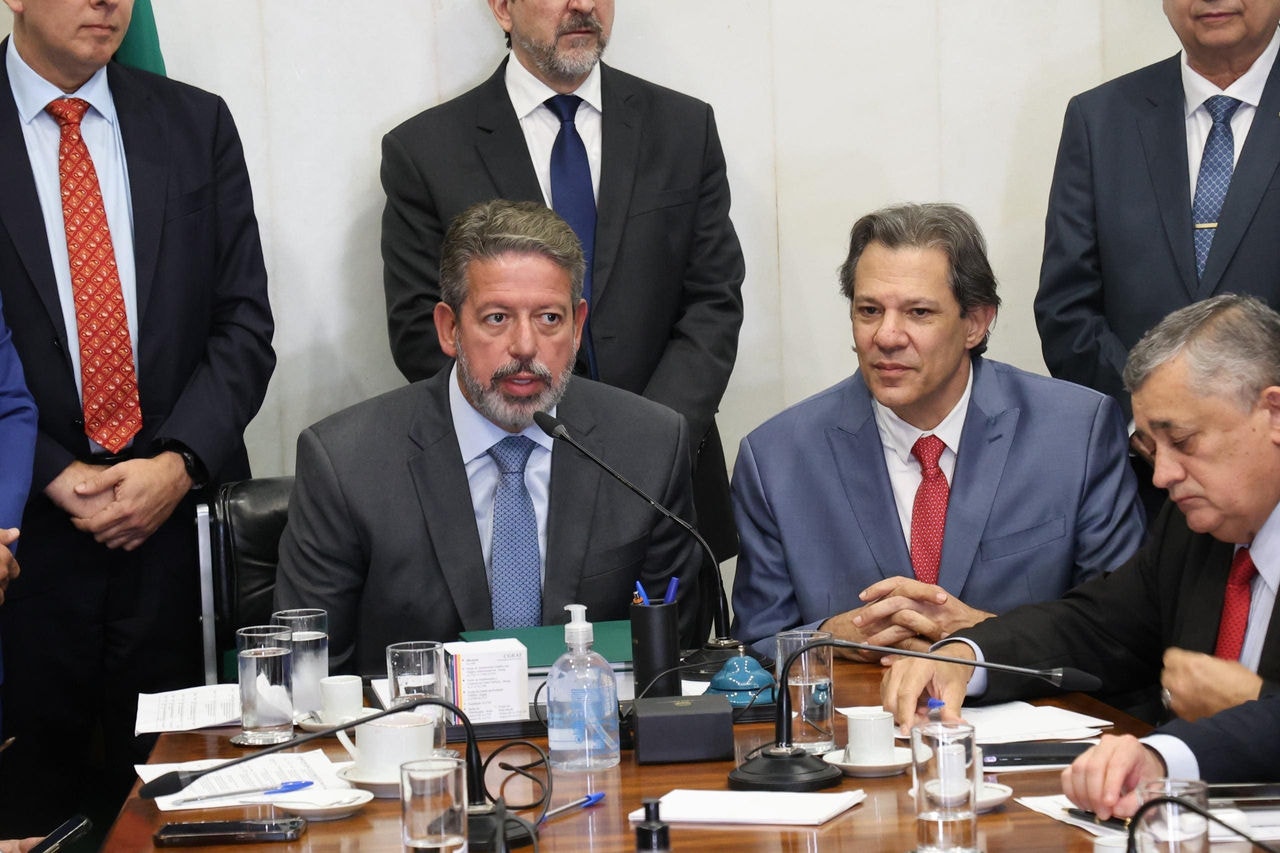 Arthur Lira e Fernando Haddad na entrega do texto de regulamentação da reforma tributária