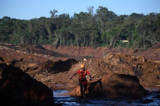 Bombeiros permanecem em buscas por sobreviventes