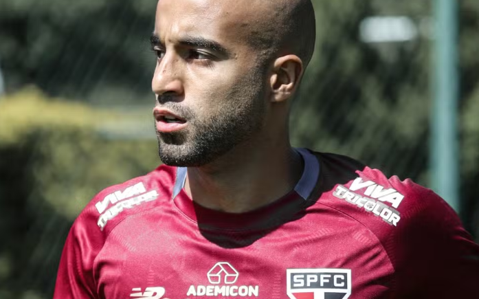 Lucas Moura treinou com os mais novos (Foto: Rubens Chiri/São Paulo FC)