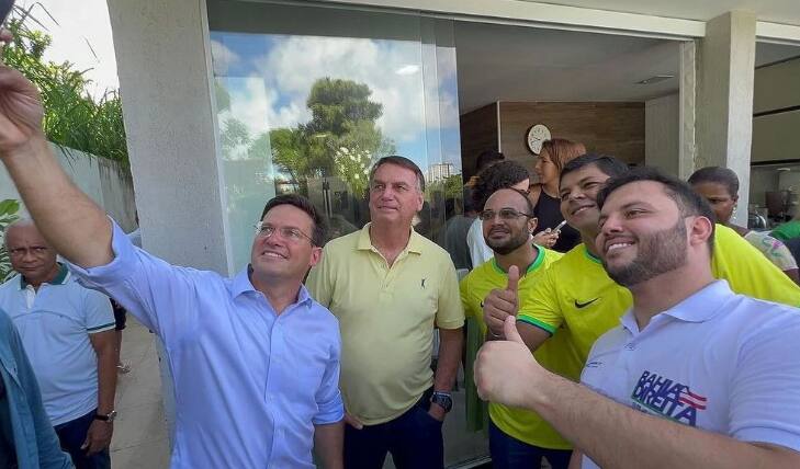 O ex-presidente Jair Bolsonaro (PL) sendo recepcionado por apoiadores em Salvador, na Bahia