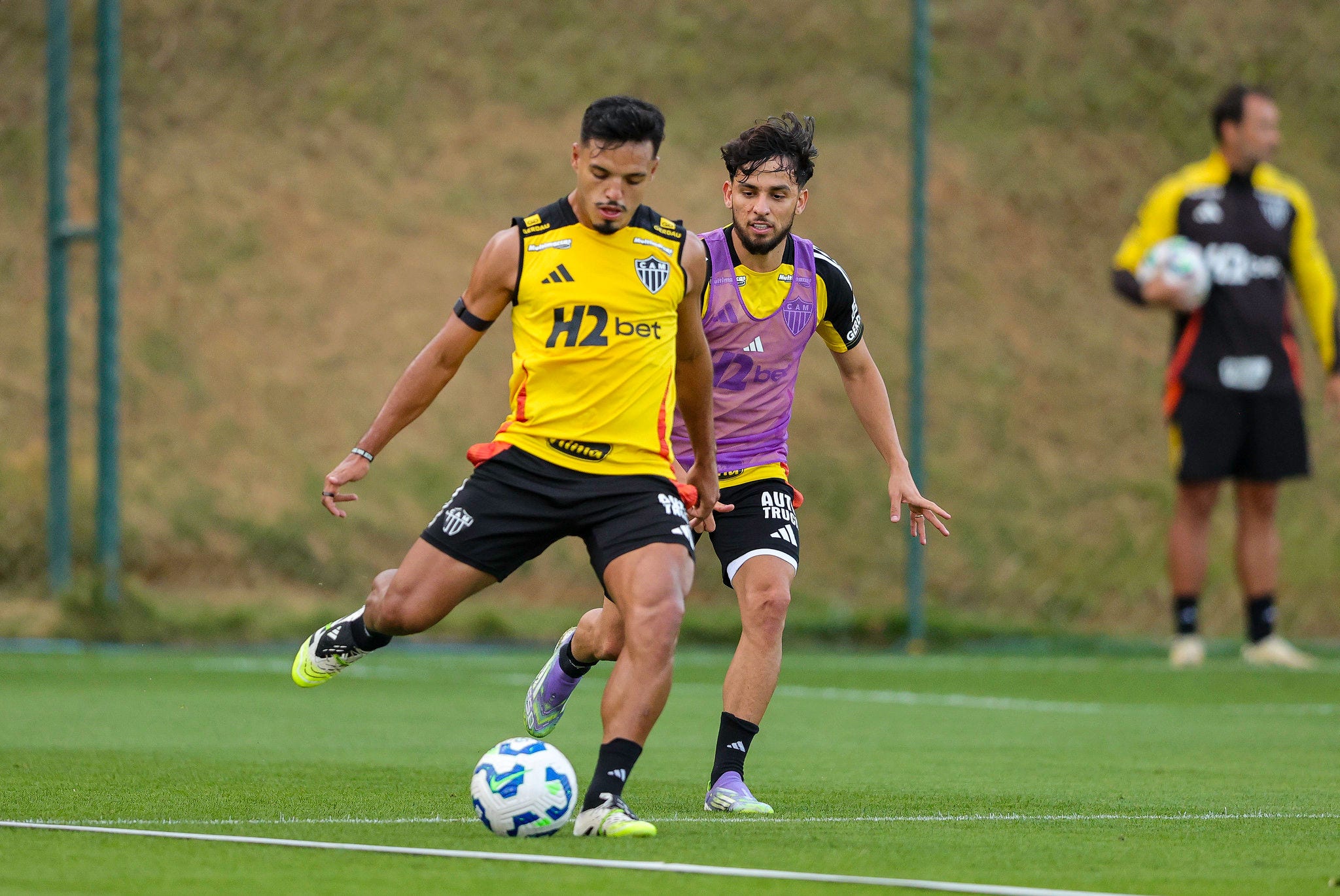 Biel em ação no treino do Galo
